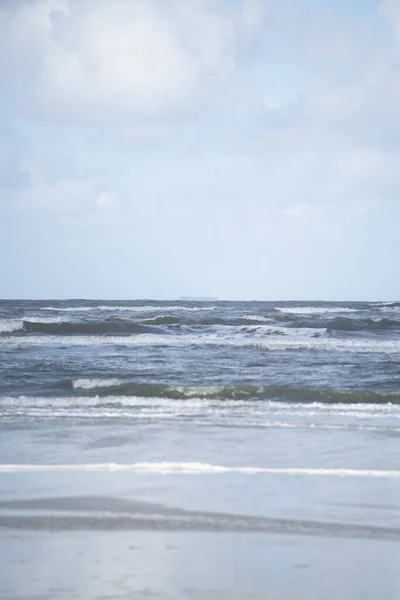 Вертикальний Знімок Океанічних Хвиль Хмарним Небом Задньому Плані — стокове фото