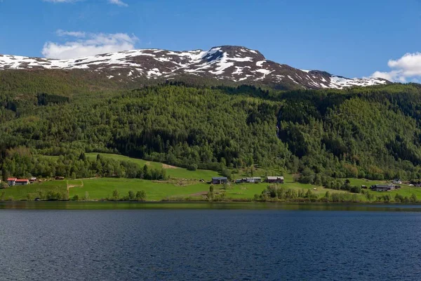 Norveç 'in Vestland şehrinde güneşli bir günde sakin bir göl manzarası.