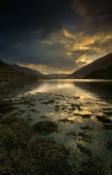 Vertikální Záběr Jezera Obklopeného Horami Pod Mraky Skotsku — Stock fotografie
