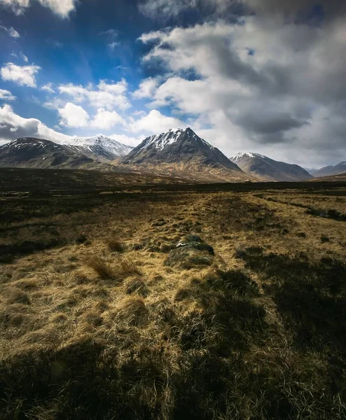 Vertikální Záběr Krajiny Horami Pod Mraky Skotsku — Stock fotografie