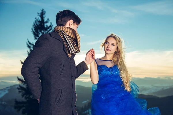 정장을 남자와 드레스를 숙녀가 겨울에는 계곡에서 카메라 포즈를 취하고 — 스톡 사진