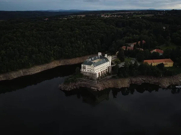 Ett Slott Vid Kanten Klippa Nära Sjön Antenn — Stockfoto