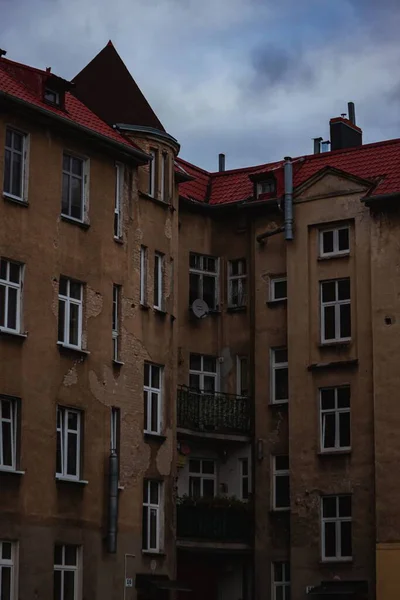 Vertical Shot High Old Tenement House Resident Cloudy Sky — Stock Photo, Image