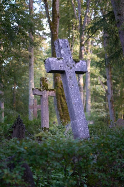 Disparo Vertical Una Cruz Hormigón Recostado Antiguo Cementerio —  Fotos de Stock