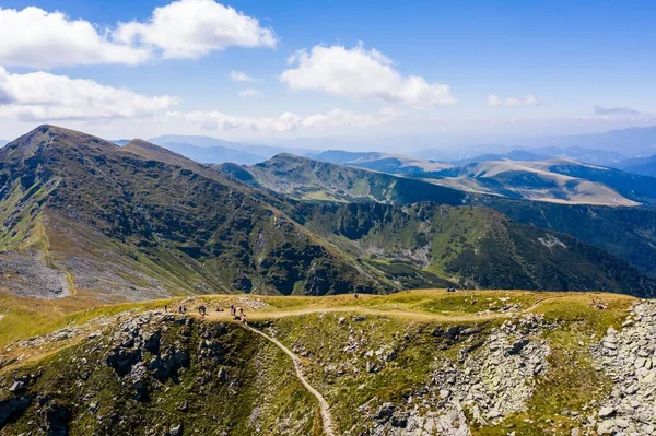 Impresionante Vista Nubes Blancas Cielo Azul Sobre Cordilleras Capas Valle —  Fotos de Stock