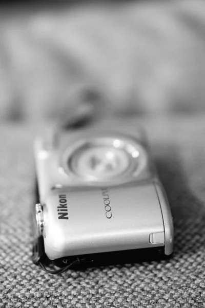 Nikon Coolpix 디지털 콤팩트 카메라가 소파에 — 스톡 사진