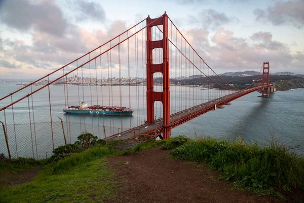 Ponte Golden Gate São Francisco Califórnia Contra Céu Nublado Brilhante — Fotografia de Stock