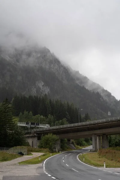 Eine Autobahn Durch Die Nebelverhangenen Berge Senkrecht — Stockfoto