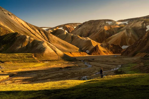 Uma Bela Foto Uma Paisagem Verde Com Montanhas Dia Ensolarado — Fotografia de Stock