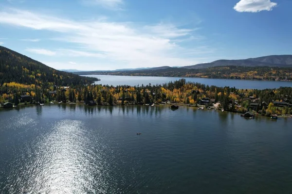 Aerial Shot Lake Surrounded Trees Mountains Autumn — Stock Photo, Image