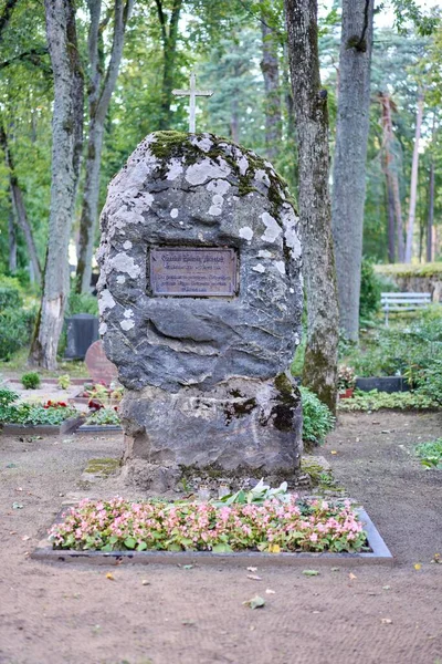 Eine Vertikale Aufnahme Eines Grabsteins Mit Blumen Davor Auf Einem — Stockfoto