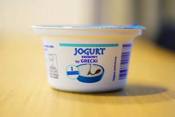 Dolce Allo Yogurt Greco Marca Pilos Con Pistacchi — Foto Stock