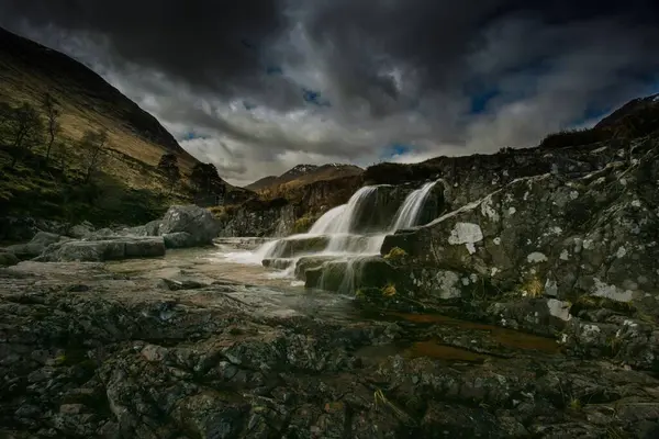 Una Hermosa Toma Una Cascada Bajo Las Nubes Oscuras Escocia —  Fotos de Stock