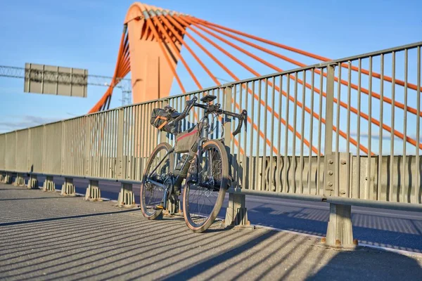 Uma Bicicleta Apoiada Cerca Calçada Ponte Sul Riga Letónia — Fotografia de Stock