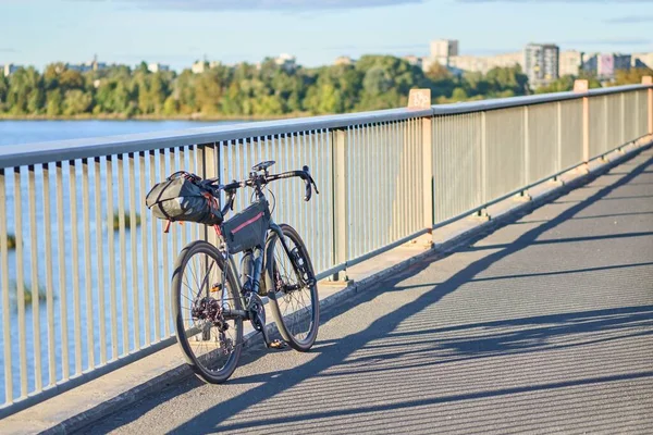 Rower Opierający Się Chodniku Płotu Południowego Mostu Rydze Łotwa — Zdjęcie stockowe