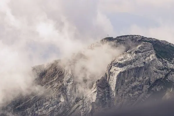 Красивый Снимок Пейзажа Горами Облаками — стоковое фото