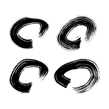 Siyah grunge fırça darbeleri daire şeklinde. Dört adet boyanmış mürekkep çemberi. Mürekkep lekesi beyaz arkaplanda izole edilmiş. Vektör illüstrasyonu