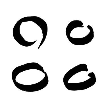 Siyah grunge fırça darbeleri daire şeklinde. Dört adet boyanmış mürekkep çemberi. Mürekkep lekesi beyaz arkaplanda izole edilmiş. Vektör illüstrasyonu