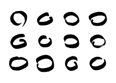 Siyah grunge fırça darbeleri daire şeklinde. Boyanmış mürekkep çemberleri. Mürekkep lekesi beyaz arkaplanda izole edilmiş. Vektör illüstrasyonu