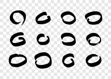 Siyah grunge fırça darbeleri daire şeklinde. Boyanmış mürekkep çemberleri. Mürekkep lekesi şeffaf arkaplanda izole edilmiş. Vektör illüstrasyonu