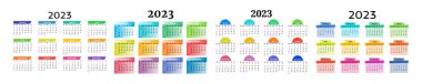 2023 için dört takvim seti beyaz arka planda izole edildi. Pazardan pazartesiye, iş planı. Vektör illüstrasyonu