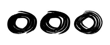 Siyah grunge fırça darbeleri daire şeklinde. Üç adet boyalı mürekkep çemberi. Mürekkep lekesi beyaz arkaplanda izole edilmiş. Vektör illüstrasyonu