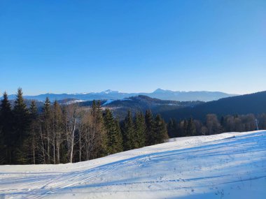 Ukrayna Karpat Dağları! Burası kış sporu severler için harika bir yer! Doğa manzarasının da tadını çıkarabilirsiniz.!