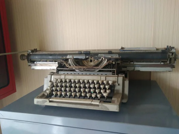 Velha Máquina Escrever Usada Pela Última Vez Desde 1977 — Fotografia de Stock