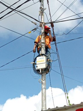 Elektrik kesintilerini tamir eden işçiler