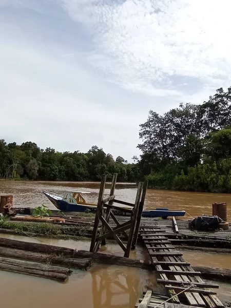 Geleneksel motorlu tekne durağı