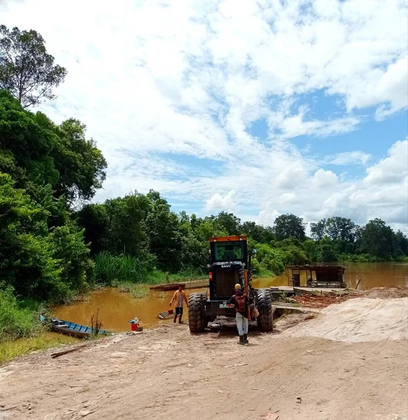 Dua Orang Mencuci Traktor Milik Sebuah Perusahaan Kelapa Sawit — Stok Foto