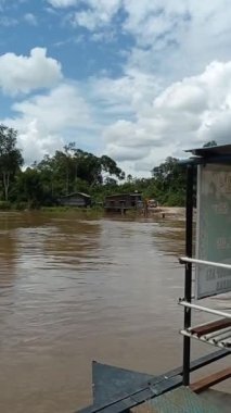 Feribot geçidi nehrin tam ortasında.