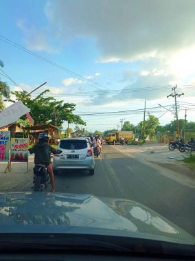 Küçük bir kavşakta trafik sıkışıklığı