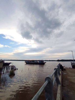 Nehirden geçen feribot araçları getirir.