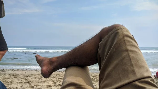 Sahilde eğlenen adam