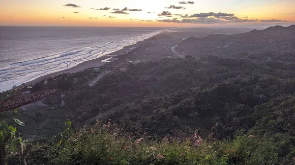 Endonezya dağının üzerinde gün batımının manzarası