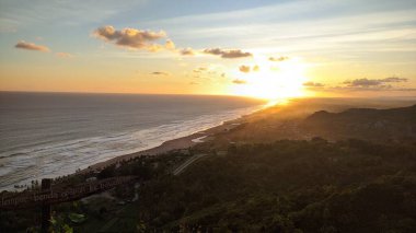 Gün batımında en iyi anı bekliyorum.