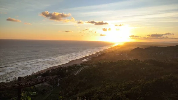 Gün batımında en iyi anı bekliyorum.