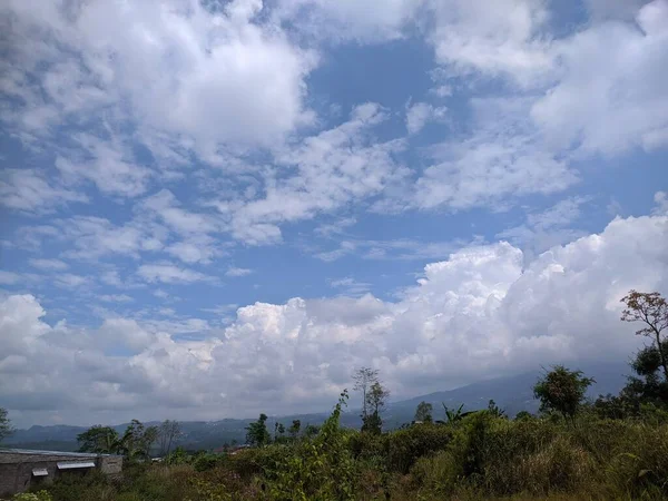 Güzel manzaralı mavi gökyüzü