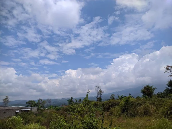 Mavi gökyüzü güzellik bulutlar ile