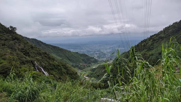 Bulutların altındaki dağların manzarası
