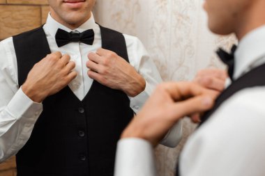 Düğün için şık bir takım. Damat için güzel bir gelinlik.