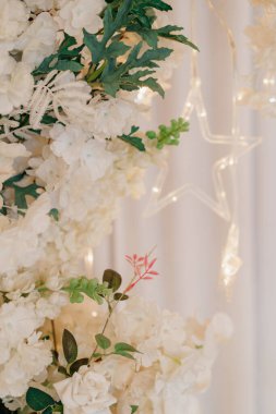 Gelin kollarını güzelce kavuşturdu.