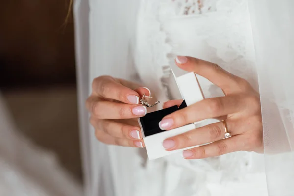 Bruden Håller Låda Med Vigsel Ringar — Stockfoto
