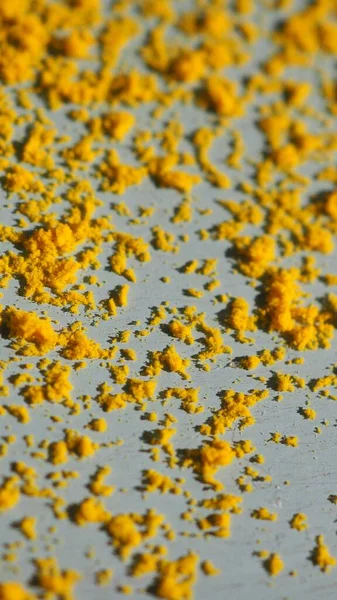 Tahta yüzeyde sarı toz
