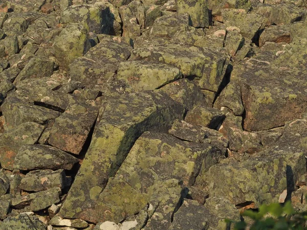 Dağlarda kayalık bir yapı