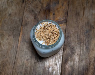 Tahta bir masada hindistan cevizi limonatasının en üst görüntüsü.