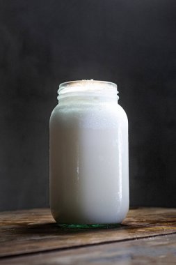 Ahşap bir masada gri arka planda soğuk hindistan cevizi limonatası.