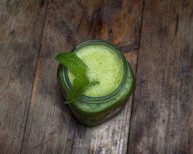 Tahta bir masada naneli limonatanın üst görüntüsü.