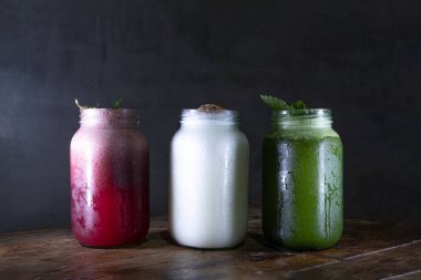 Üç bardak limonata: kırmızı böğürtlen, hindistan cevizi ve nane.